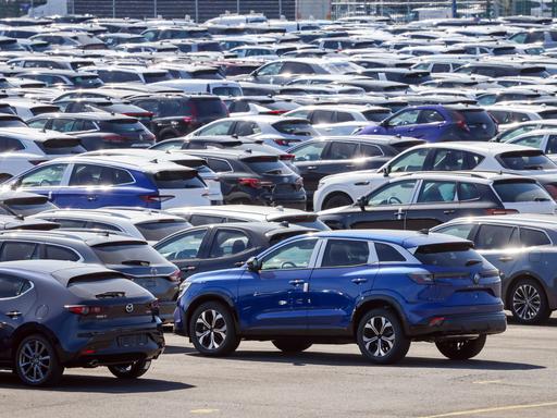 Am Autoterminal im Duisburger Hafen stehen viele Neuwagen