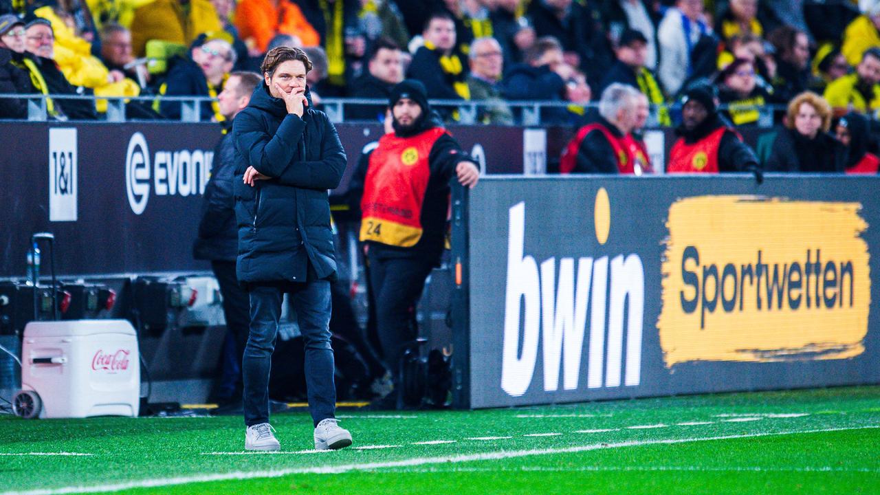 BVB-Trainer Edin Terzic steht neben einer Werbebande mit der Aufschrift "bwin Sportwetten"