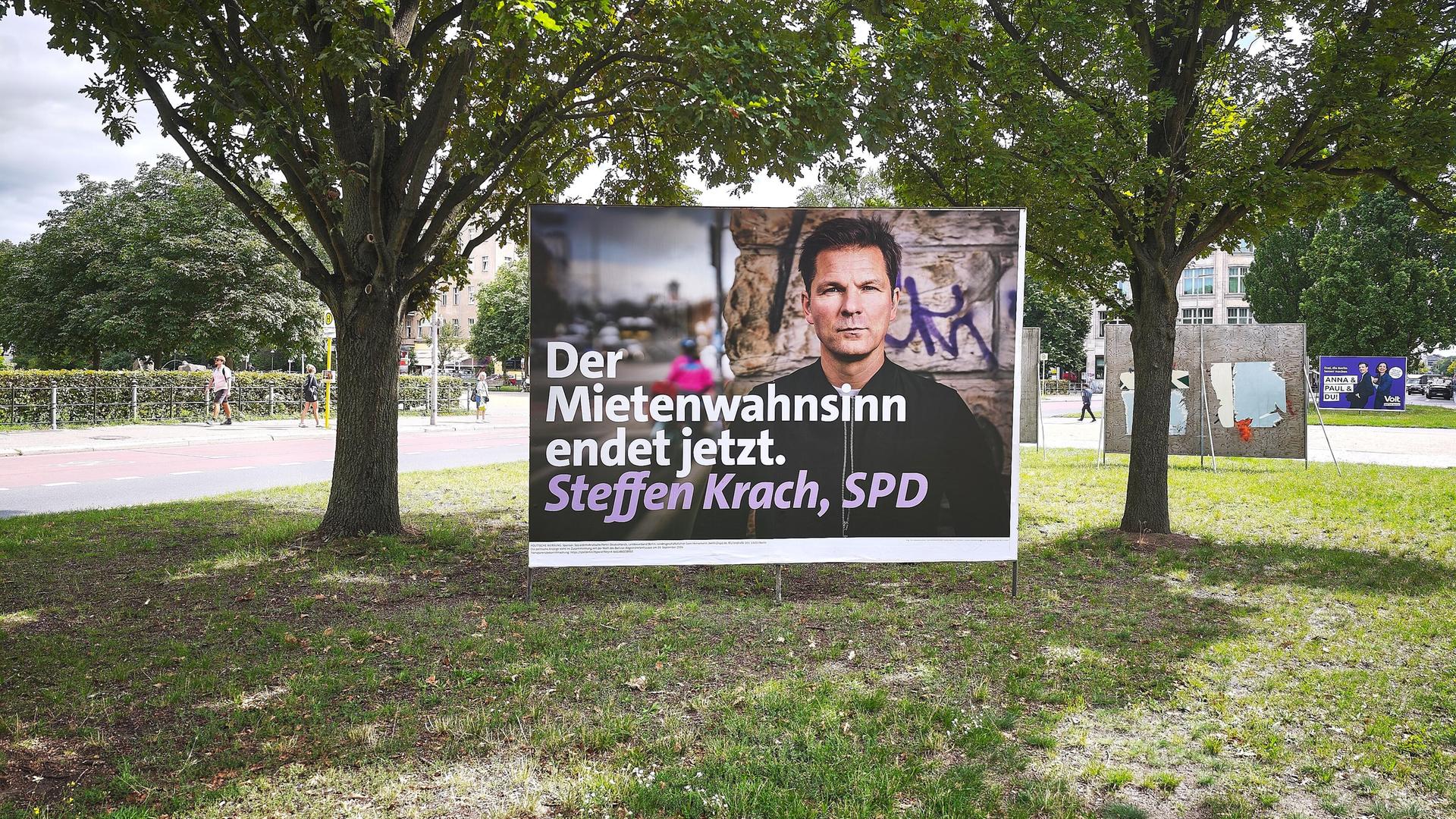 Berlin, Deutschland: Wahlplakate mit Steffen Krach, SPD, und dem Slogan "Der Mietenwahnsinn endet jetzt" am Oranienplatz im Bezirk Kreuzberg