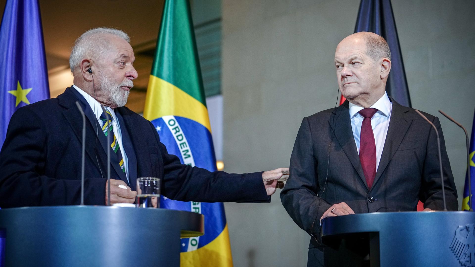 Bundeskanzler Olaf Scholz (r, SPD) und Luiz Inacio Lula da Silva, Präsident von Brasilien, geben anlässlich der 2. deutsch-brasilianischen Regierungskonsultationen in der deutschen Hauptstadt im Bundeskanzleramt eine Pressekonferenz.