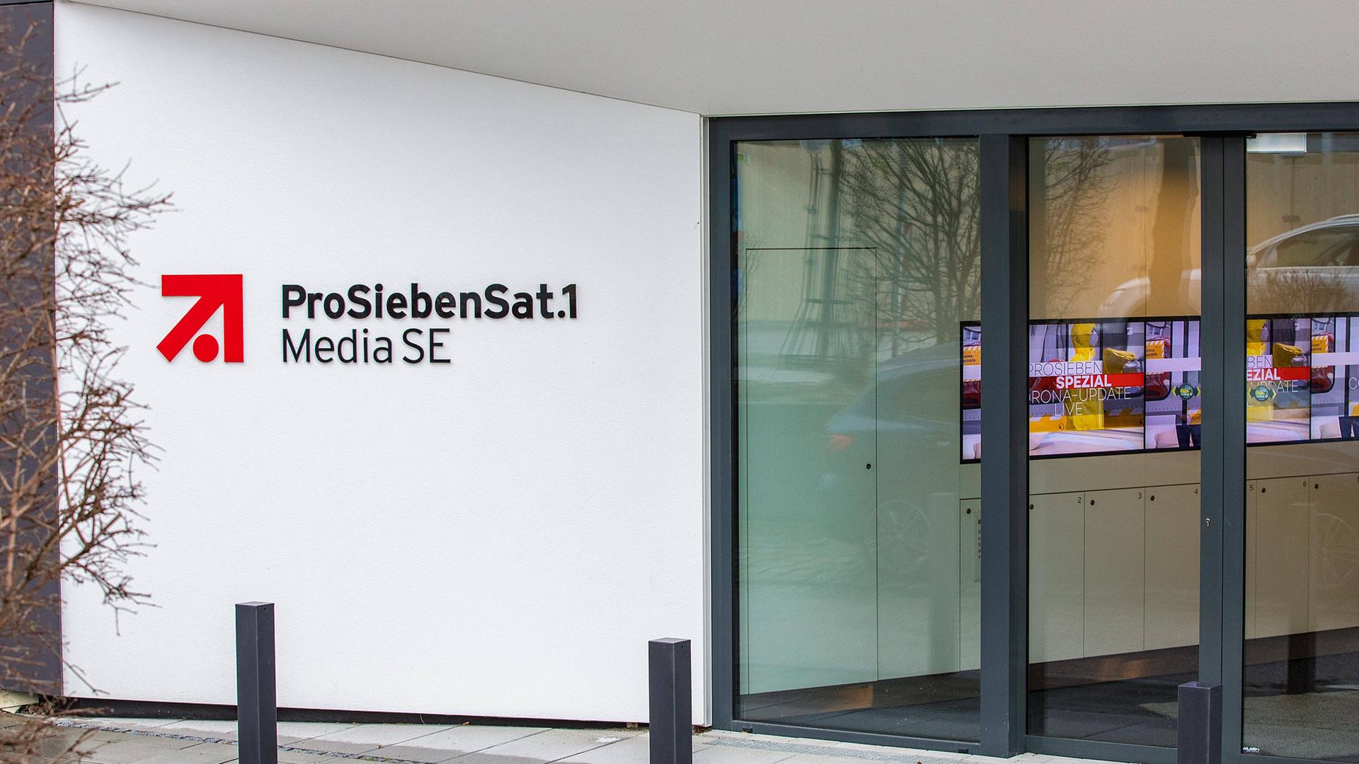 Aussenansicht vom Haupteingang des Medienunternehmens ProSiebenSat1 im Medienpark München-Unterföhring 