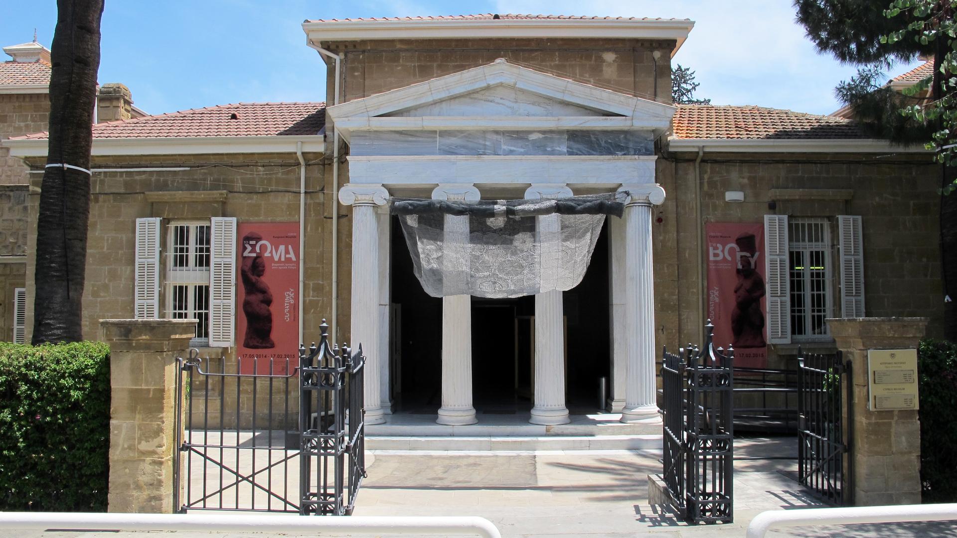 Der Eingang zum Zypriotischen archäologischen Museum Nikosia auf Zypern im südlichen Teil. 