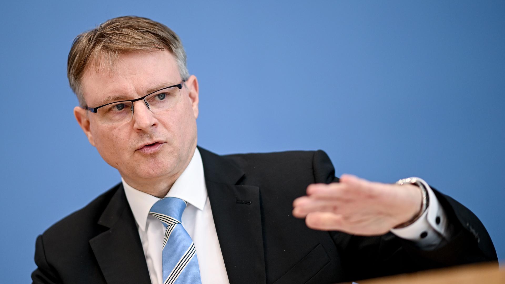Ein Mann in Anzug mit Brille gestikuliert: Stefan Kooths vom Institut für Weltwirtschaft (IfW) während einer Pressekonferenz.