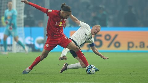 Leipzigs Yussuf Poulsen und Frankfurts Sebastian Rode kämpfen um den Ball.
