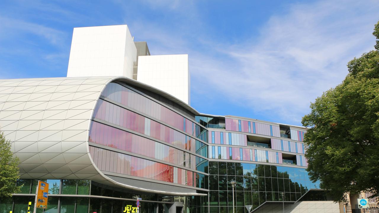 Gebäude der Deutschen Nationalbibliothek mit Trabant in Leipzig