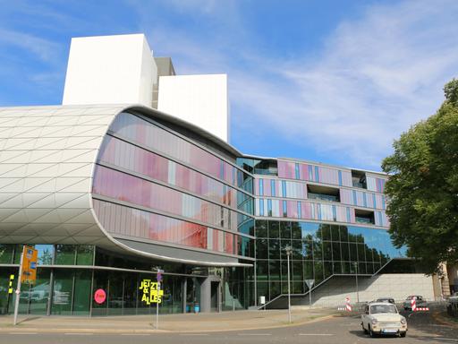 Gebäude der Deutschen Nationalbibliothek mit Trabant in Leipzig