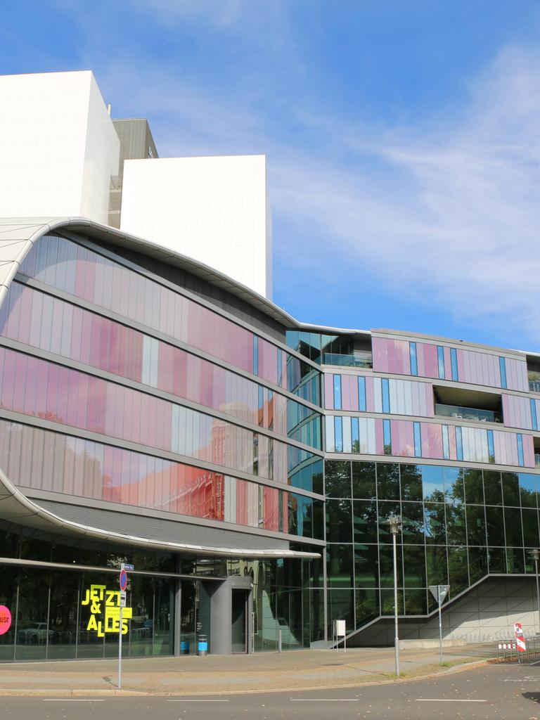 Gebäude der Deutschen Nationalbibliothek mit Trabant in Leipzig