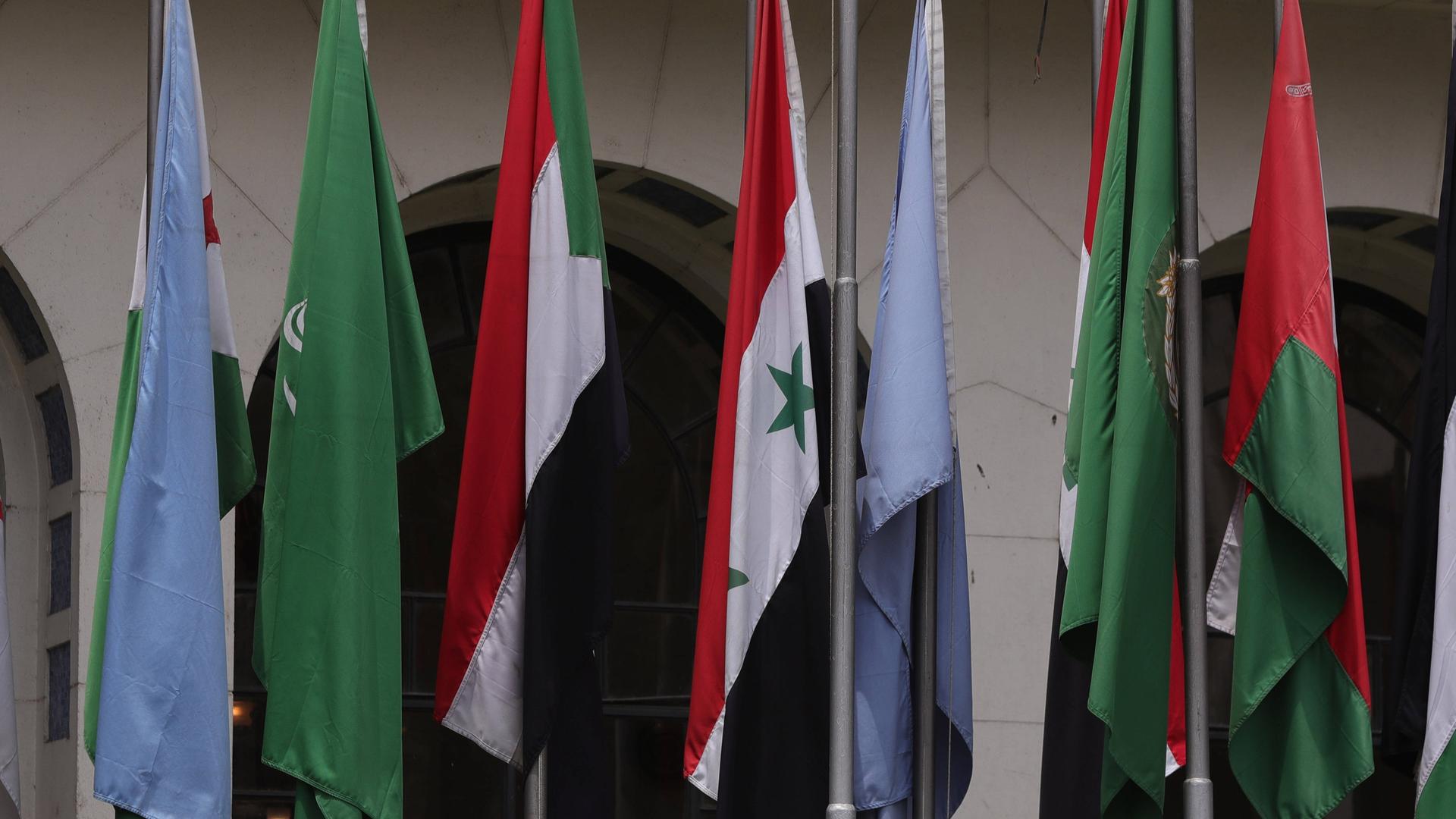 Die Arabische Liga tagt in  Saudi-Arabien, Ägypten. Seit Ausbruch des Bürgerkriegs nimmt Syrien erstmals wieder teil an der Konferenz.