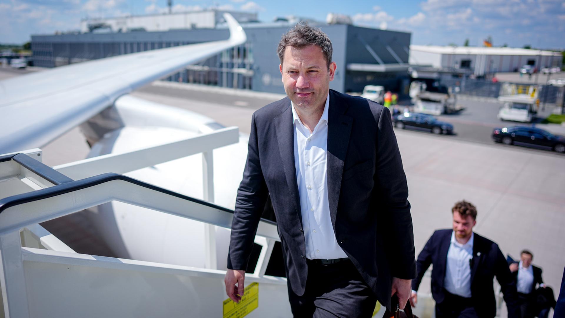 Lars Klingbeil (SPD), Bundesminister der Finanzen, Vizekanzler und SPD-Bundesvorsitzender, geht die Gangway zum Airbus A350 der Luftwaffe auf dem militärischen Teil des Flughafens BER Berlin-Brandenburg. Lars Klingbeil (SPD), Bundesminister der Finanzen, Vizekanzler und SPD-Bundesvorsitzender, geht die Gangway zum Airbus A350 der Luftwaffe auf dem militärischen Teil des Flughafens BER Berlin-Brandenburg.