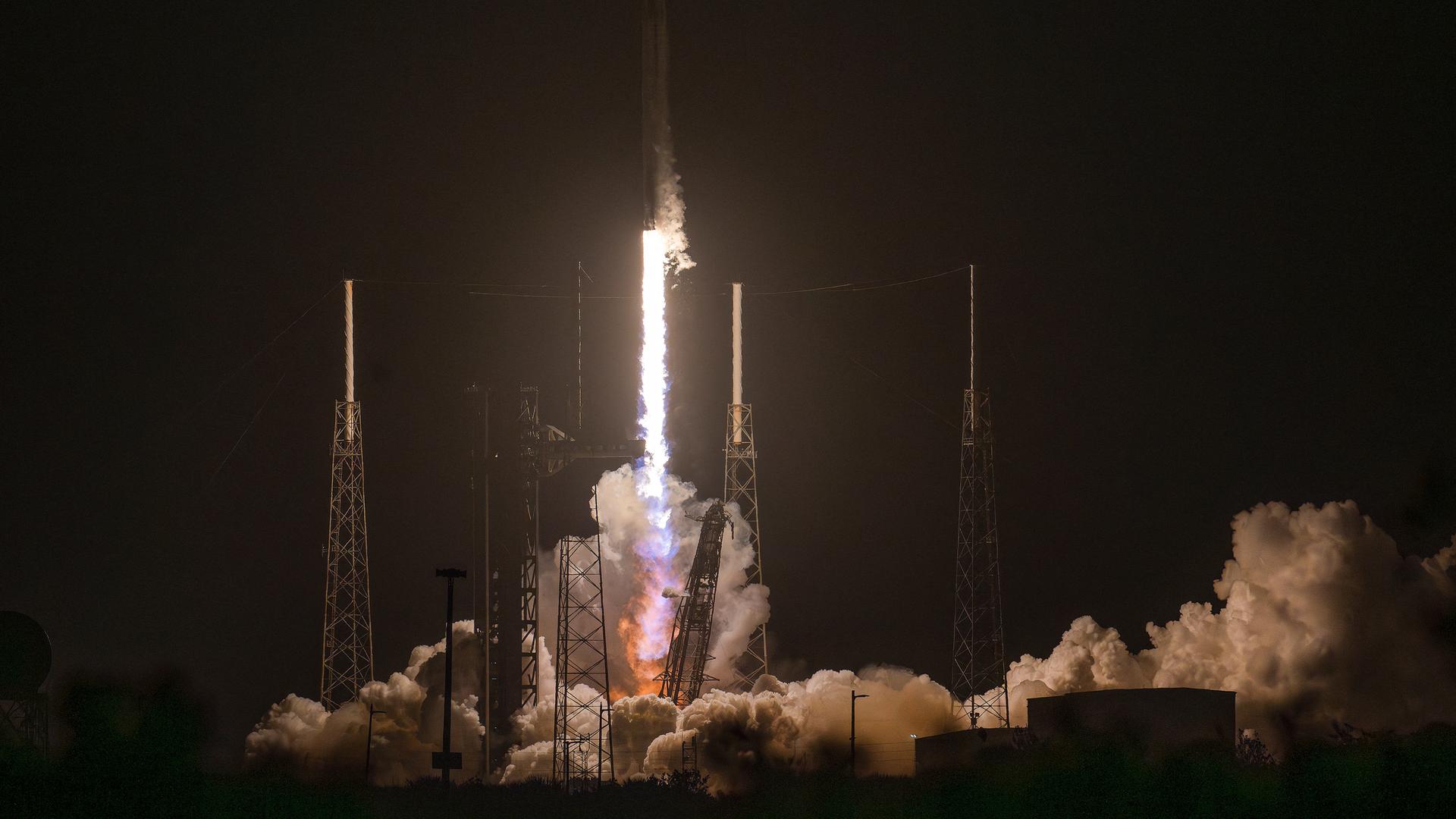 Eine SpaceX-Falcon-9-Rakete startet vom Weltraumbahnhof in Florida.