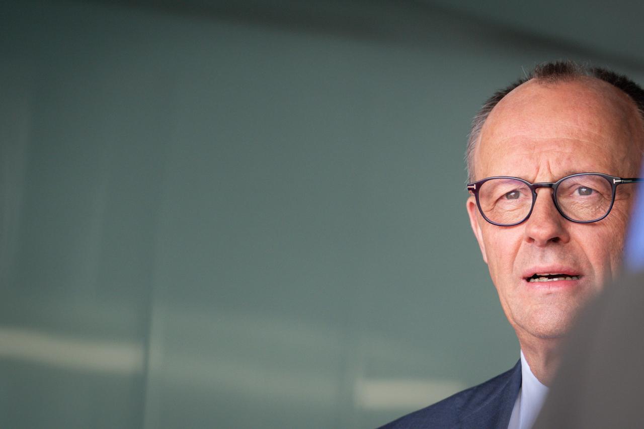 Portrait von Friedrich Merz, das am rechten Bildrand sitzt.