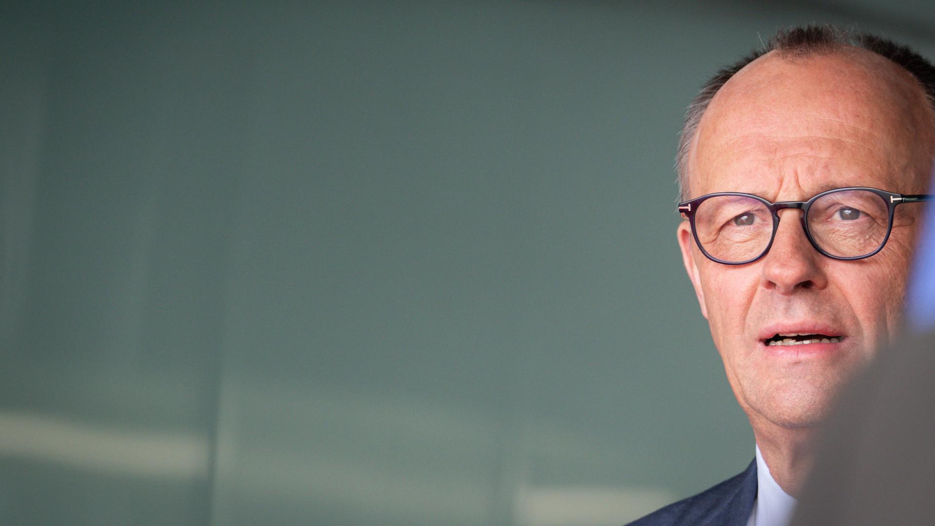 Portrait von Friedrich Merz, das am rechten Bildrand sitzt.