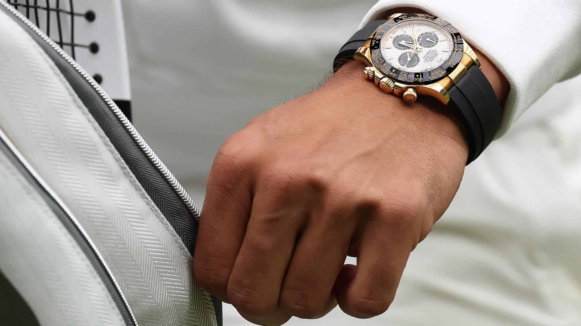 Eine Armbanduhr "Rolex Daytona Cosmograph", getragen vom Tennisspieler Carlos Alcaraz. Die teuerste Rolex ist die "Paul Newmans Cosmograph Daytona" für 17,8 Mio. US-Dollar. 