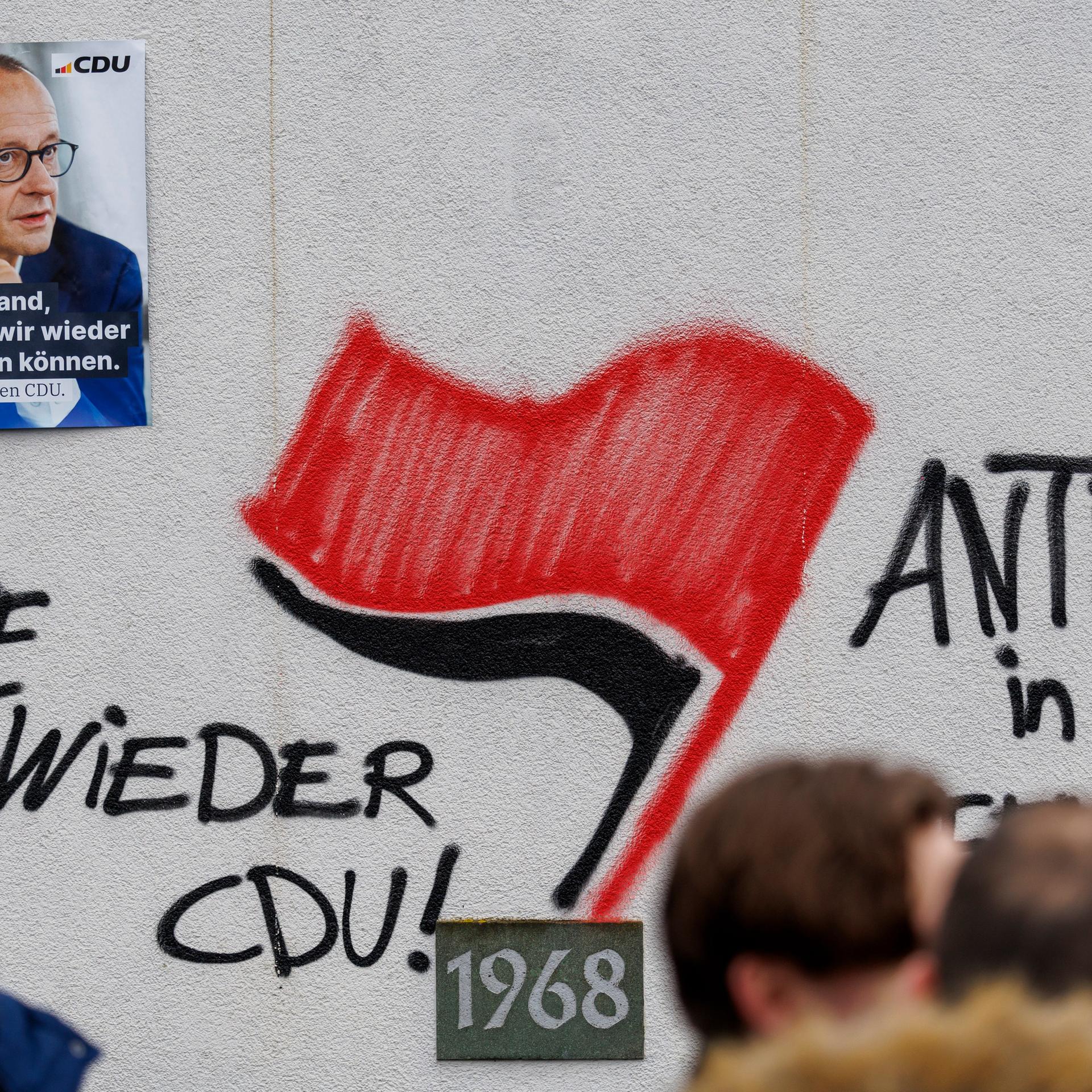 Menden: An die Schützenhalle in Menden sieht man Schriftzüge an eine Wand gesprüht.