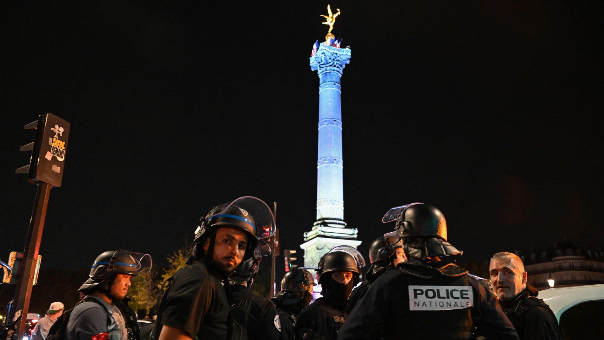 Paris: Französische Polizeibeamte sind nach dem Halbfinalspiel der Fußball-Weltmeisterschaft zwischen Frankreich und Spanien auf dem Place de la Bastille im Einsatz.