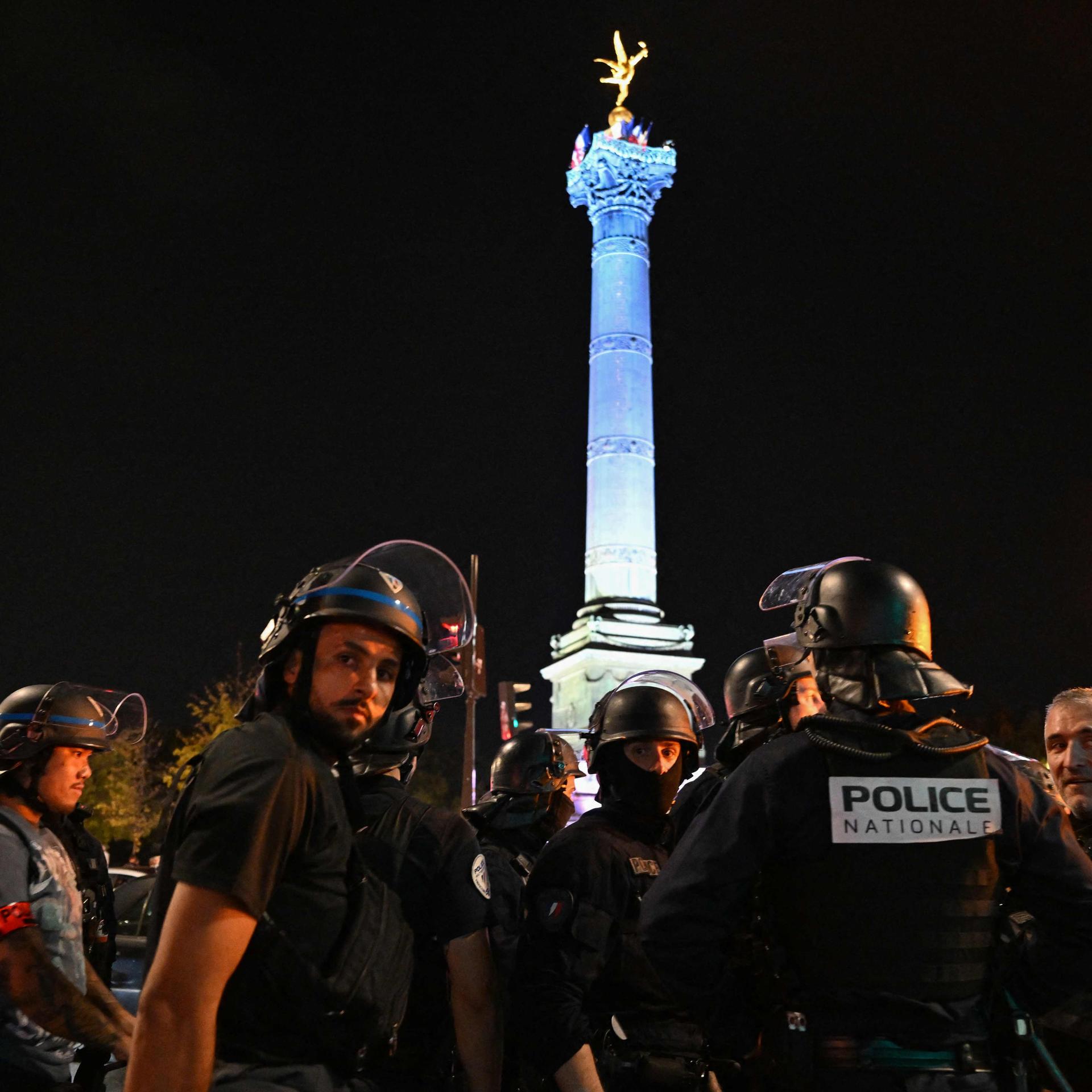 Paris: Französische Polizeibeamte sind nach dem Halbfinalspiel der Fußball-Weltmeisterschaft 2026 zwischen Frankreich und Spanien auf dem Place de la Bastille im Einsatz.