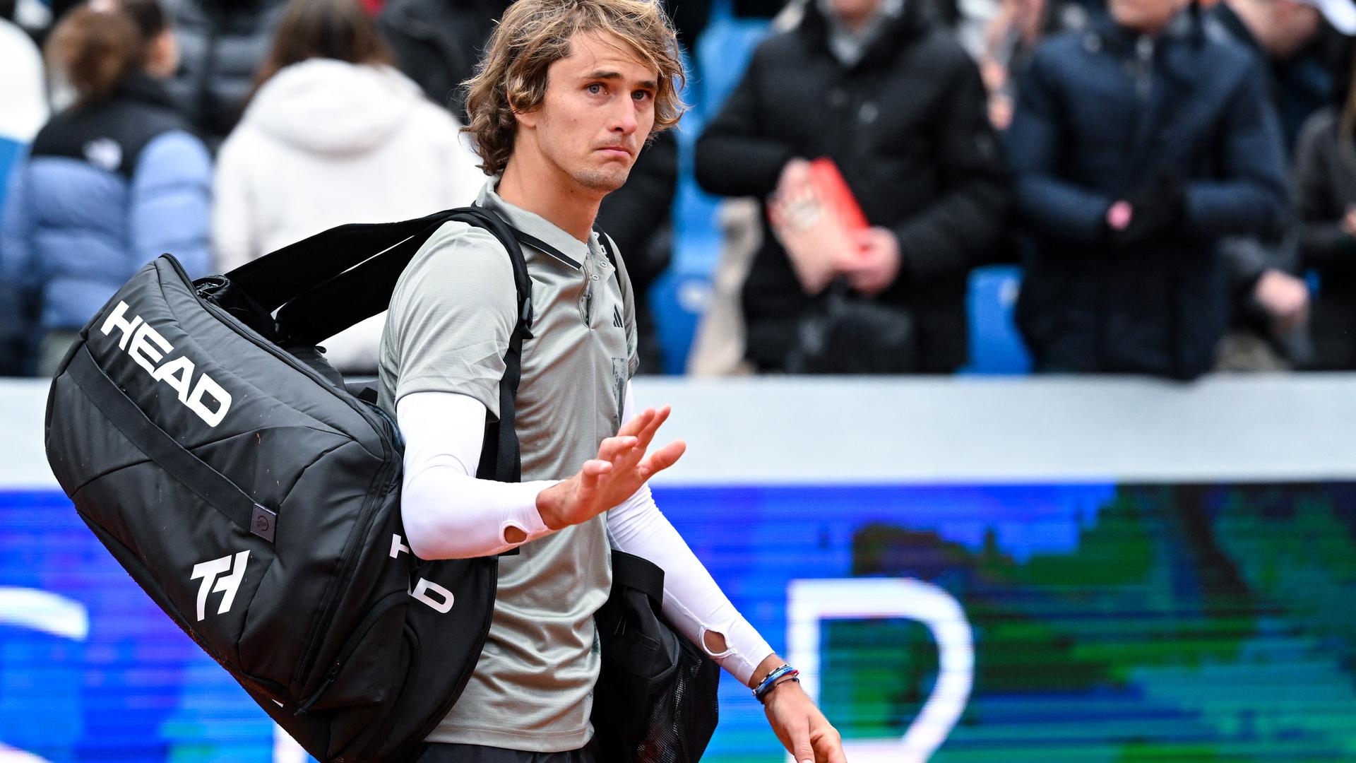 Tennisspieler Alexander Zverev geht nach dem Spiel enttäuscht vom Platz und verabschiedet sich von den Fans. Tennisspieler Alexander Zverev geht nach dem Spiel enttäuscht vom Platz und verabschiedet sich von den Fans.