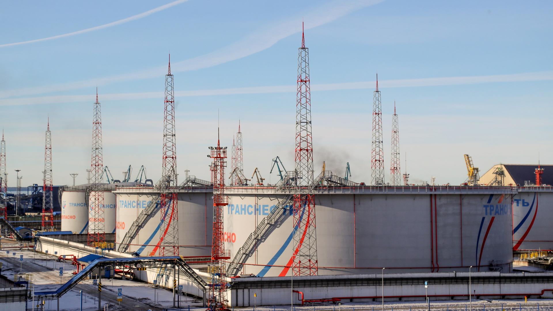 Tanks von Transneft, einem staatlichen russischen Unternehmen, das die Erdöl-Pipelines des Landes betreibt, stehen im Ãlterminal von Ust-Luga. Tanks von Transneft, einem staatlichen russischen Unternehmen, das die Erdöl-Pipelines des Landes betreibt, stehen im Ãlterminal von Ust-Luga.