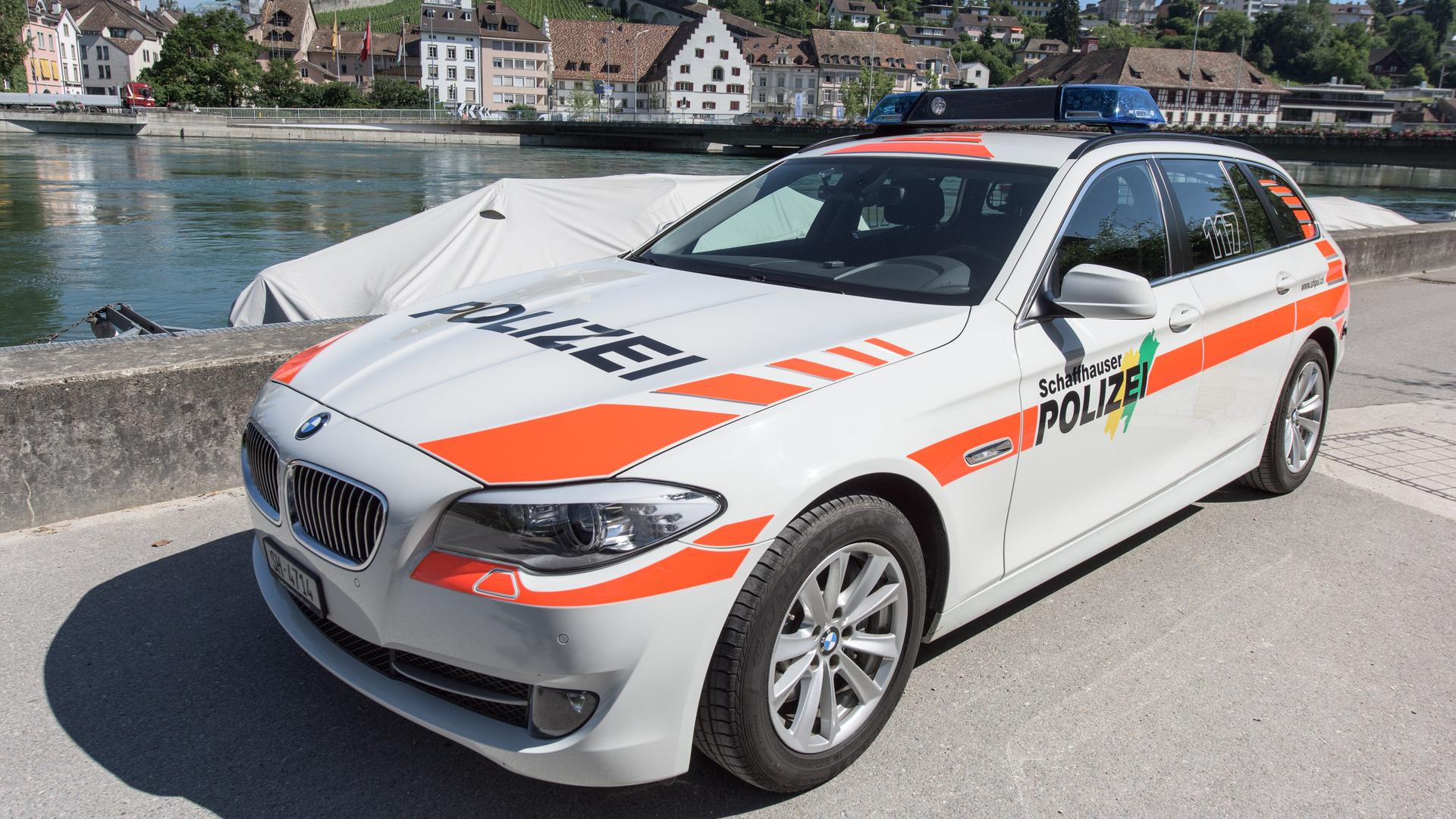 Ein Polizeifahrzeug steht in Schaffhausen in der Schweiz am Rhein.