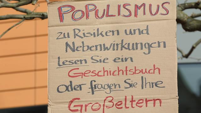 Ein Plakat bei einer Kundgebung gegen Rechtsextremismus in Sonneberg. Darauf zu lesen ist: "Populismus - zu Risiken und Nebenwirkungen lesen Sie ein Geschichtsbuch oder fragen Sie Ihre Großeltern".