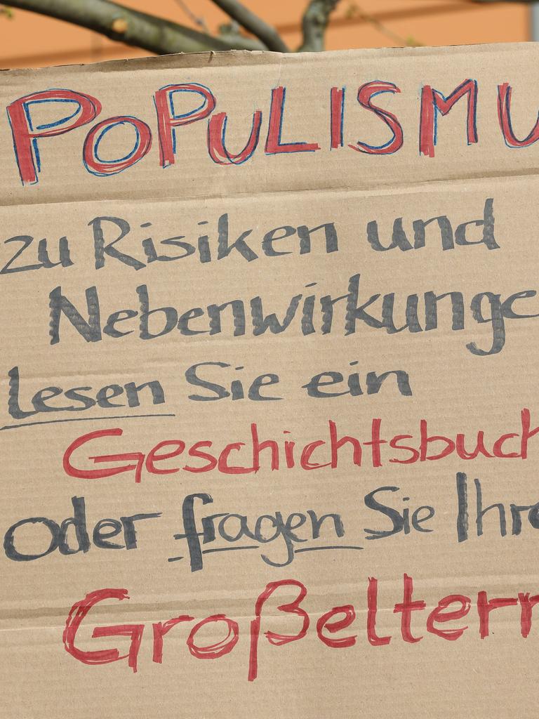 Ein Plakat bei einer Kundgebung gegen Rechtsextremismus in Sonneberg. Darauf zu lesen ist: "Populismus - zu Risiken und Nebenwirkungen lesen Sie ein Geschichtsbuch oder fragen Sie Ihre Großeltern".