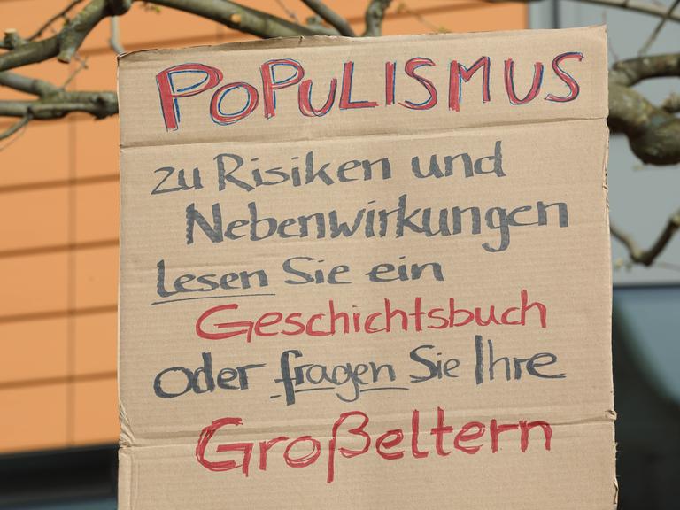 Ein Plakat bei einer Kundgebung gegen Rechtsextremismus in Sonneberg. Darauf zu lesen ist: "Populismus - zu Risiken und Nebenwirkungen lesen Sie ein Geschichtsbuch oder fragen Sie Ihre Großeltern".