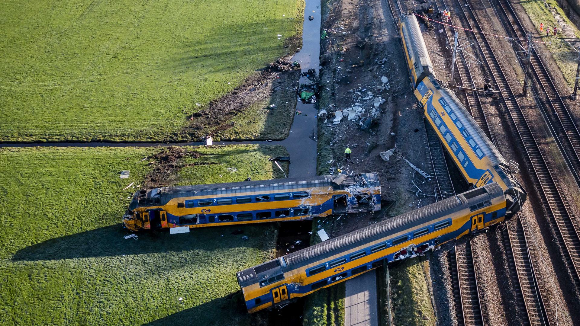 Blick auf die Unfallstelle nach einem schweren Zugunglück in Voorschoten in den Niederlanden (Aufnahme mit einer Drohne).