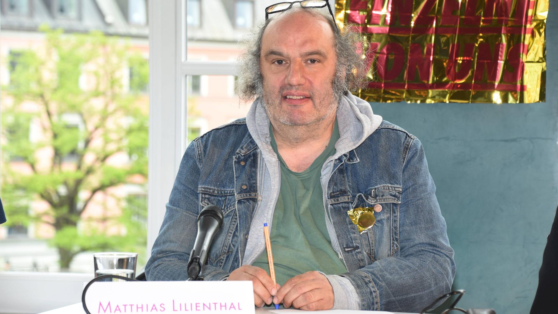 Der Dramaturg und Intendant Matthias Lilienthal sitzt an einem Tisch hinter einem Schild mit seinem Namen. Der Dramaturg und Intendant Matthias Lilienthal sitzt an einem Tisch hinter einem Schild mit seinem Namen.