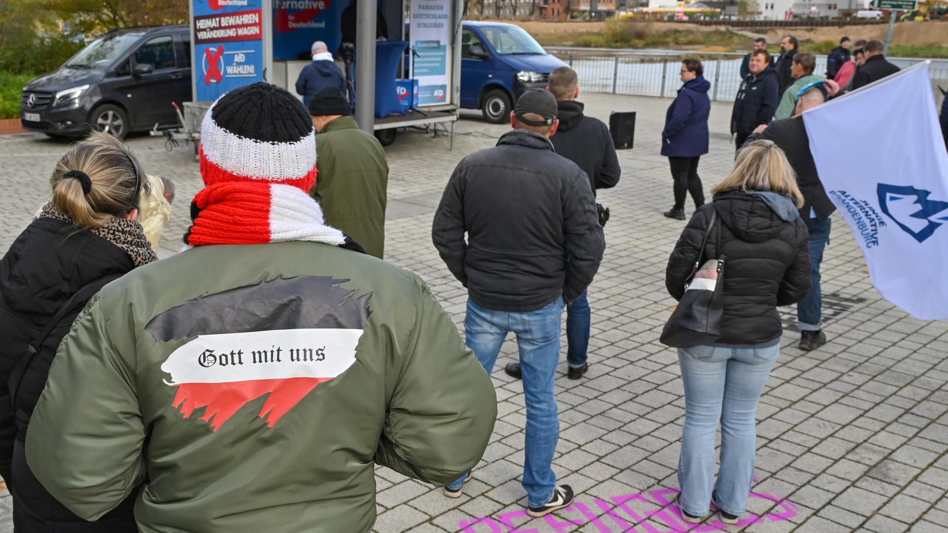 Teilnehmer einer Kundgebung der AfD am deutsch-polnischen Grenzübergang Stadtbrücke unter dem Motto "Asylparadies Deutschland schließen!" im Jahr 2021