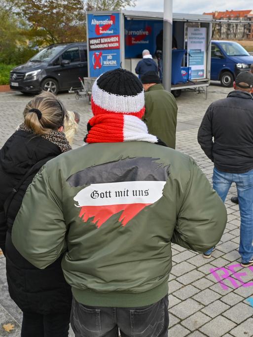 Teilnehmer einer Kundgebung der AfD am deutsch-polnischen Grenzübergang Stadtbrücke unter dem Motto "Asylparadies Deutschland schließen!" im Jahr 2021