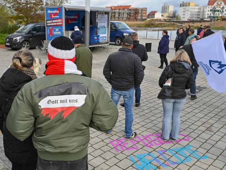 Teilnehmer einer Kundgebung der AfD am deutsch-polnischen Grenzübergang Stadtbrücke unter dem Motto "Asylparadies Deutschland schließen!" im Jahr 2021