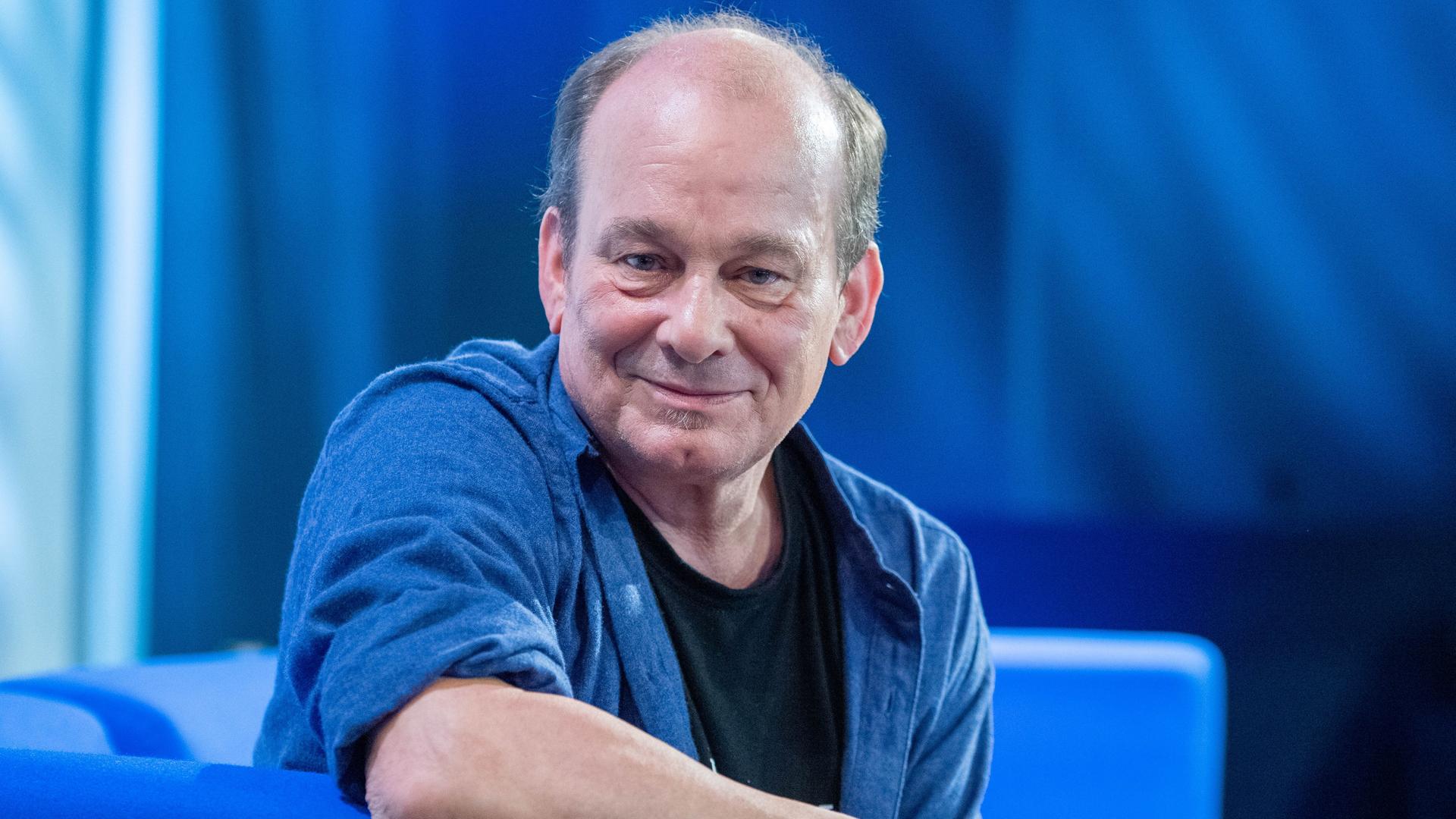 Der Schriftsteller Peter Wawerzinek während der TV-Sendung "Das blaue Sofa" auf der Frankfurter Buchmesse 2019 Der Schriftsteller Peter Wawerzinek während der TV-Sendung "Das blaue Sofa" auf der Frankfurter Buchmesse 2019