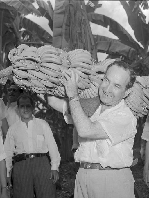 José Figueres, früherer Präsident Costa Ricas, beim Tragen einer Bananenstaude am 22. Februar 1955 José Figueres, früherer Präsident Costa Ricas, beim Tragen einer Bananenstaude am 22. Februar 1955