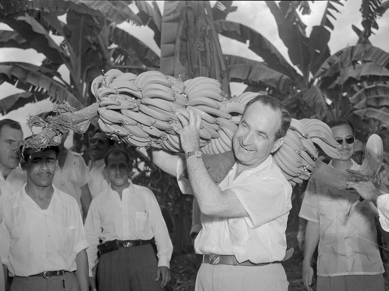 José Figueres, früherer Präsident Costa Ricas, beim Tragen einer Bananenstaude am 22. Februar 1955 José Figueres, früherer Präsident Costa Ricas, beim Tragen einer Bananenstaude am 22. Februar 1955