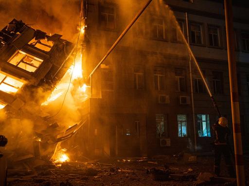 Ein Feuerwehrmann löscht nach einem russischen Raketenangriff den Brand an einem Verwaltungsgebäude im ukrainischen Odessa.