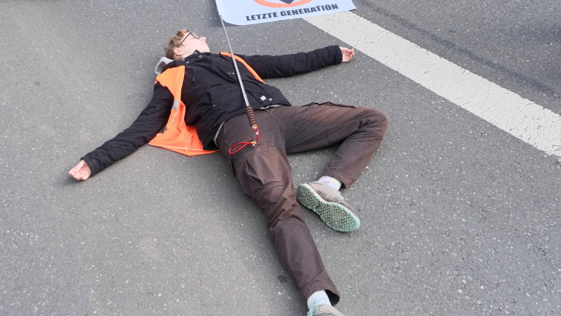 Blockade eines Klimaktivisten der Letzten Generation in Kassel auf der Frankfurter Straße.