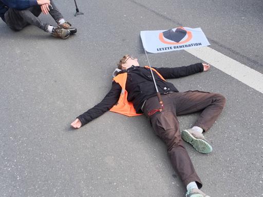 Blockade eines Klimaktivisten der Letzten Generation in Kassel auf der Frankfurter Straße.