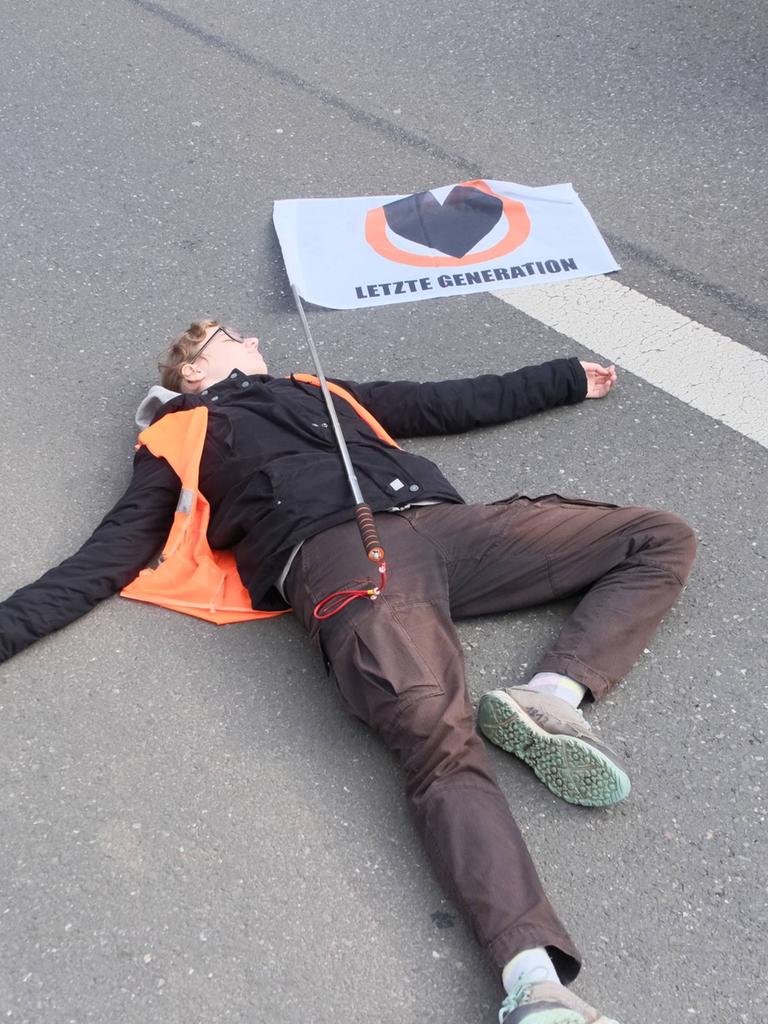 Blockade eines Klimaktivisten der Letzten Generation in Kassel auf der Frankfurter Straße.