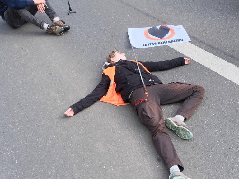 Blockade eines Klimaktivisten der Letzten Generation in Kassel auf der Frankfurter Straße.