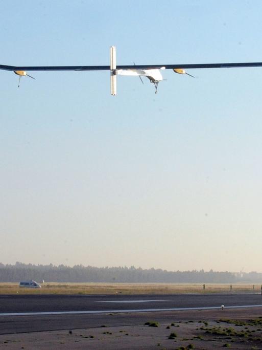 Das Solarflugzeug Solar Impluse“ hebt am 21. Juni 2012 wieder vom Flughafen Rabat ab. Drei Wochen zuvor war Pilot Bertrand Piccard der erste Interkontinentalflug eines Solarflieger gelungen