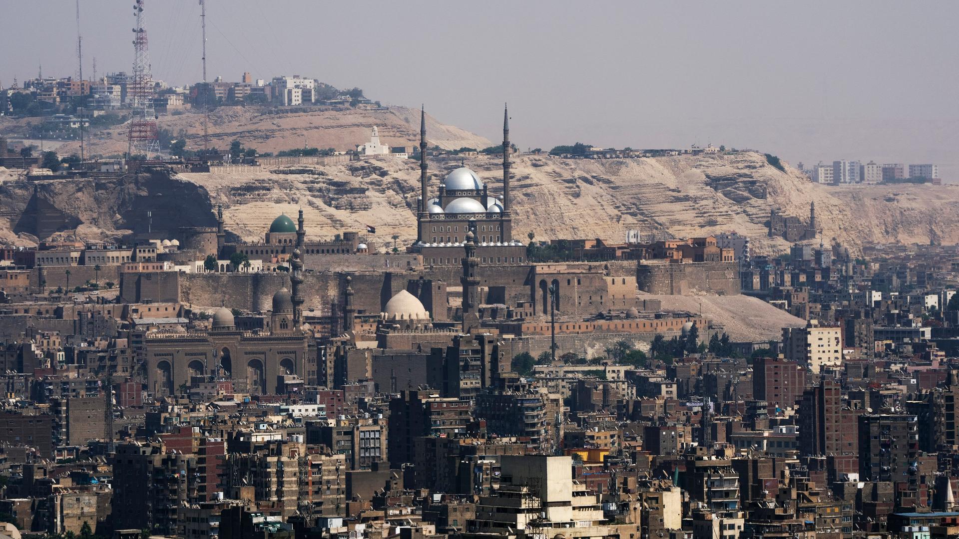 Die Skyline von Kairo mit der Zitadelle