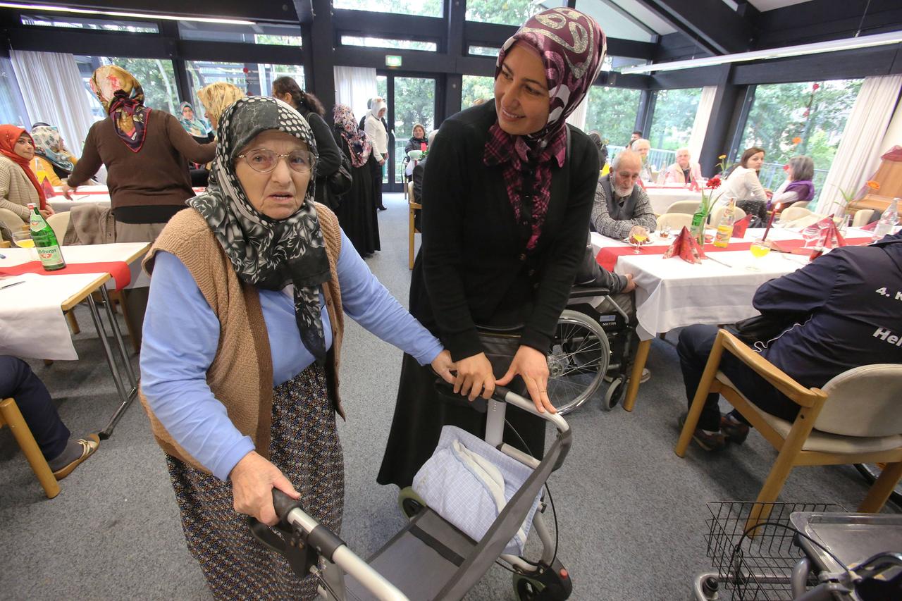 Multikulturelles Seniorenzentrum des Deutschen Roten Kreuzes (DRK) Haus am Sandberg in Duisburg. Feier des islamischen Opferfestes im Gemeinschaftsraum 