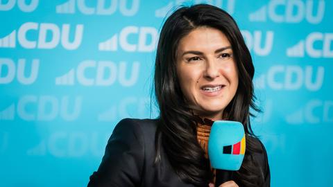 Serap Güler (CDU), Mitglied des Deutschen Bundestages, spricht bei einer Diskussionsveranstaltung.