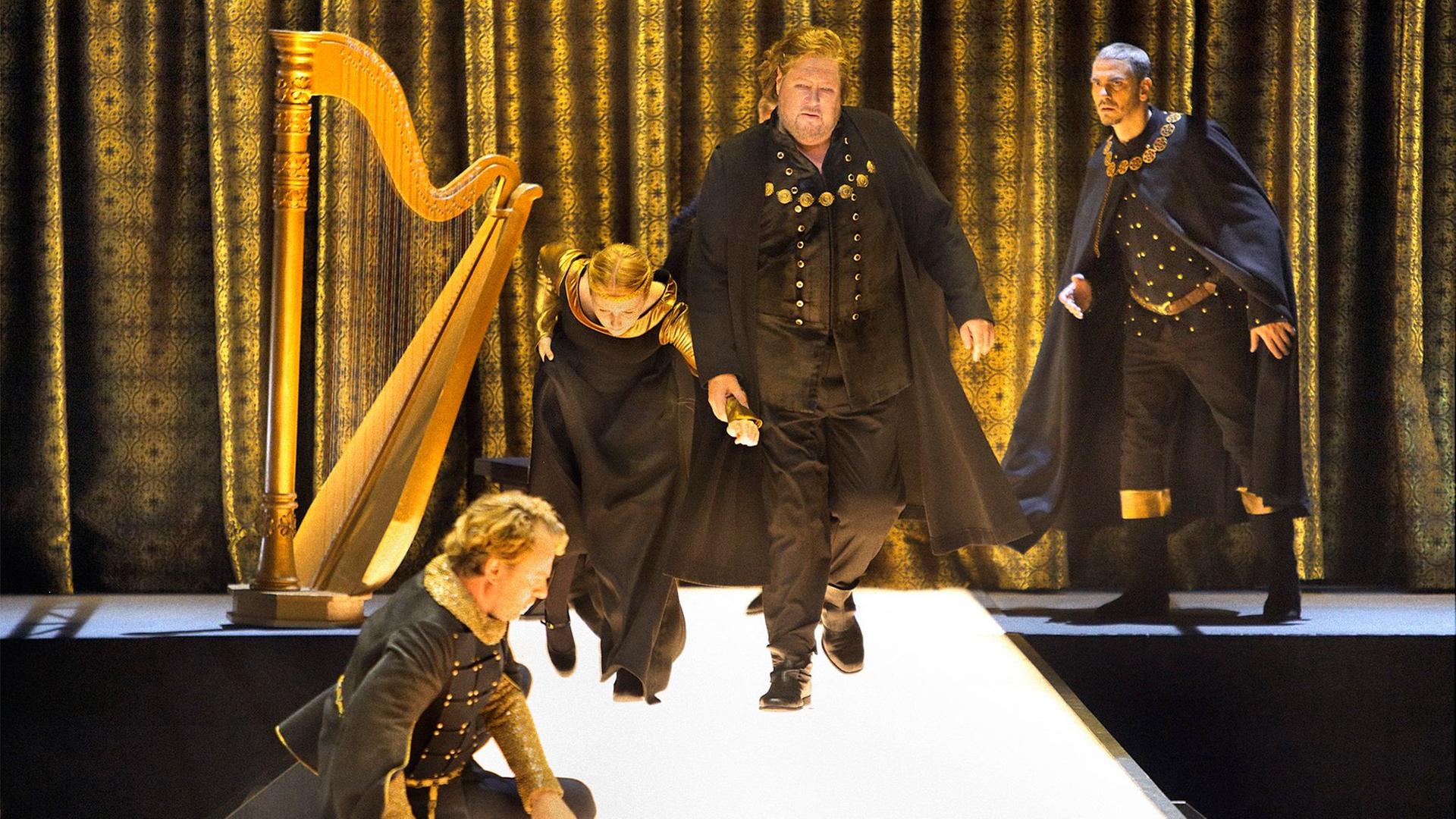 "Tannhäuser": Magnus Vigilius (Walther von der Vogelweide, l-r), Saskia Scheffold (Statistin), Stephen Gould (Tannhäuser) und Wilhelm Schwinghammer (Reinmar von Zweter). "Tannhäuser": Magnus Vigilius (Walther von der Vogelweide, l-r), Saskia Scheffold (Statistin), Stephen Gould (Tannhäuser) und Wilhelm Schwinghammer (Reinmar von Zweter).