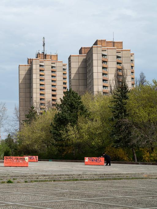 Auf den Sockel des Ernst-Thälmann-Denkmals an der Greifswalder Strasse im Ortsteil Prenzlauer Berg ist der Graffiti-Schriftzug "Held" gesprüht.