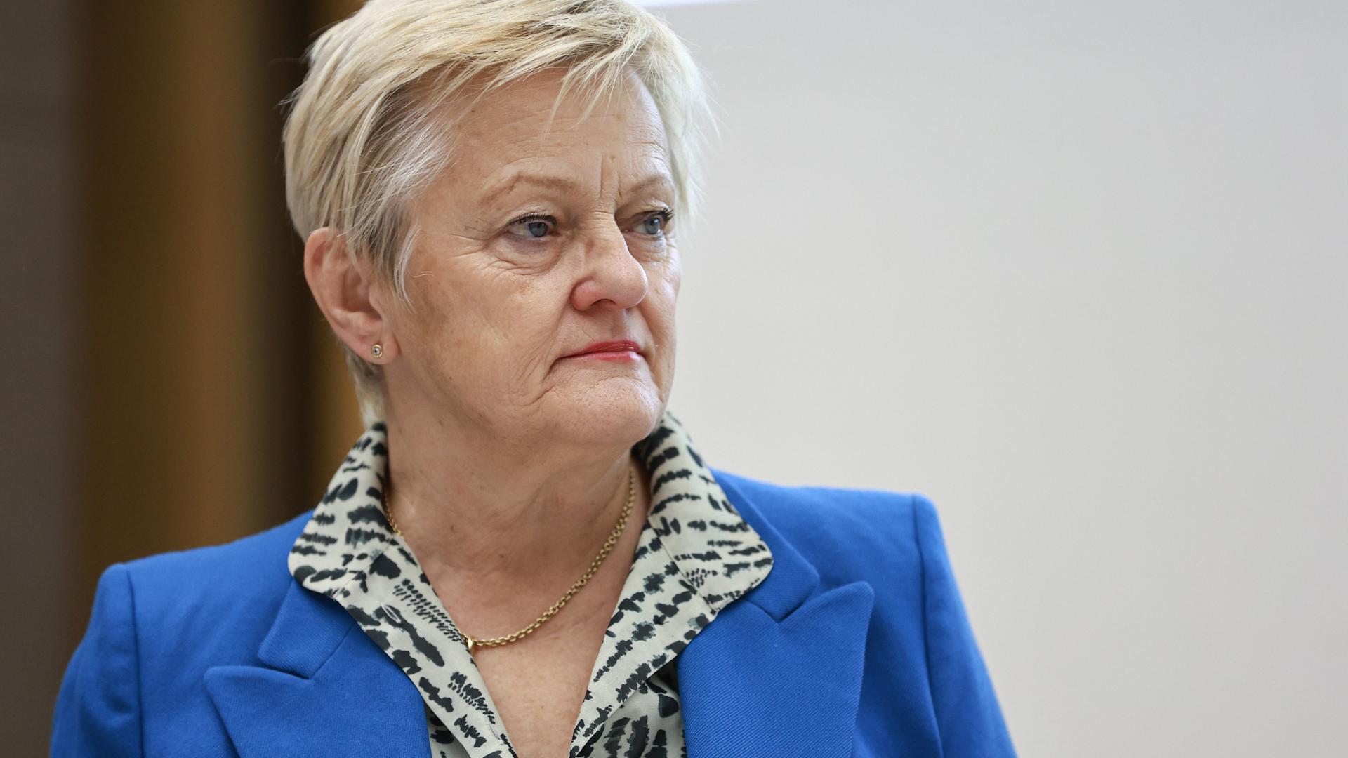 Die Grünen-Bundestagsabgeordnete Renate Künast trägt einen blauen Blazer und schaut an der Kamera vorbei.