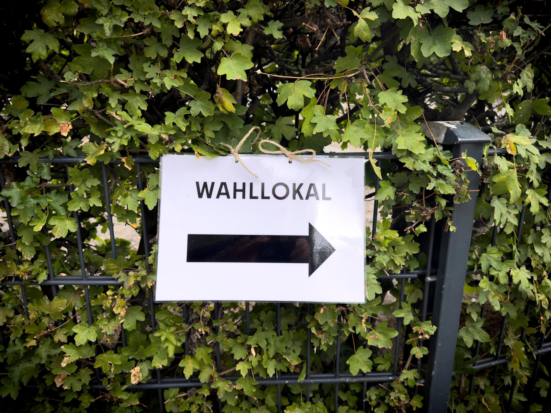 Ein Zettel weißt mit einem Pfeil nach rechts mit dem Hinweis "Wahllokal". Ein Zettel weißt mit einem Pfeil nach rechts mit dem Hinweis "Wahllokal".