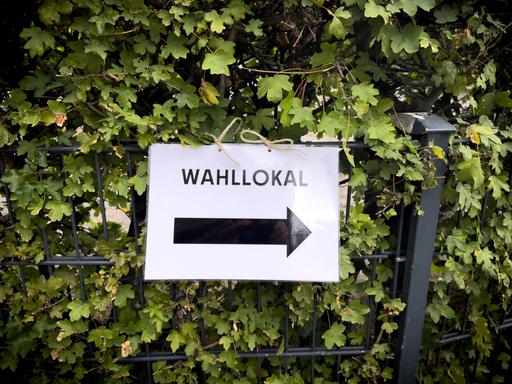 Ein Zettel weißt mit einem Pfeil nach rechts mit dem Hinweis "Wahllokal". Ein Zettel weißt mit einem Pfeil nach rechts mit dem Hinweis "Wahllokal".