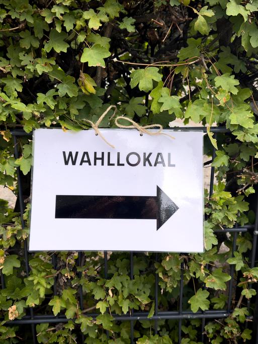 Ein Zettel weißt mit einem Pfeil nach rechts mit dem Hinweis "Wahllokal". Ein Zettel weißt mit einem Pfeil nach rechts mit dem Hinweis "Wahllokal".