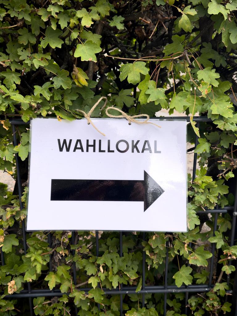 Ein Zettel weißt mit einem Pfeil nach rechts mit dem Hinweis "Wahllokal". Ein Zettel weißt mit einem Pfeil nach rechts mit dem Hinweis "Wahllokal".